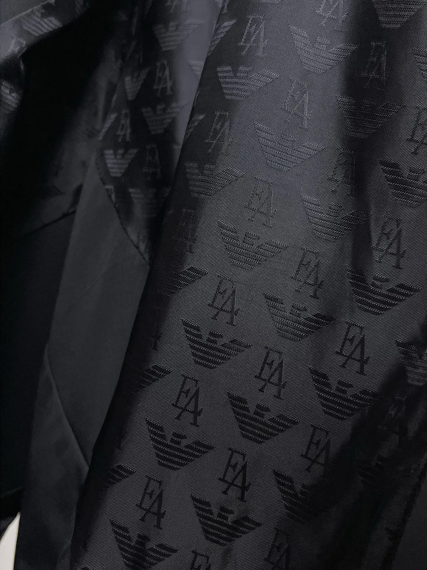 Armani official website Same Style, complete with three labels, on sale in advance. 2026 Autumn and Winter New Arrival men's jacket, Original with complete three labels, Premium version. Custom-made fabrics at the counter. Breathable, high comfort, impeccable details, brand element design concept, reflecting high quality. It feels delicate and soft, presents a casual cut, and has a great upper body shape. Sizes: M～3XL,